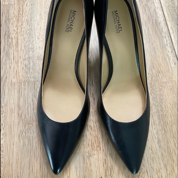🌟Brand new MICHAEL KORS 🖤 low sweep pump - Picture 3 of 8